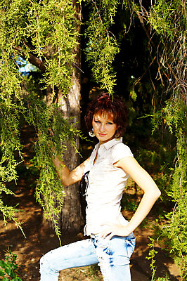 포토 JPG 해외이미지 응시 공원 행복 포즈 자연 갈색머리 건강 한명 미소 풍경 청춘 산책 기쁨 달콤 내추럴 러시아인 스타일 해외202004 해외포토 서양인 1 헤어스타일 시선 공공시설 감정 컨셉 휴식 표정 사람 맛 생태계 파일형식 이미지허브