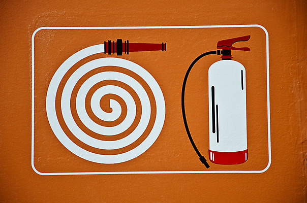 포토 JPG 해외이미지 벽 백그라운드 일러스트 불 새로움 바닥 실내 손잡이 안전 사람없음 가로 빨간색 물 라벨 금속 스크린 장비 정보 긴급 뜨거움 역 보호 위험 컨테이너 탈출 심볼 오브젝트 사인 천장 보안 공포 호스 소화기 고립 압력 철강 헬프 화상 화학물질 해외202004 해외포토 자연요소 산업 컬러 컨셉 교통시설 재질 프레임 내부 도움 화학 상처 안전장비 소방 파일형식 이미지허브