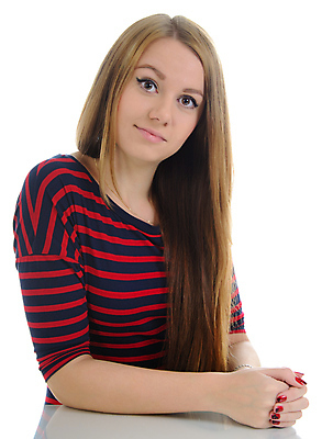 포토 JPG 해외이미지 백인 1 응시 여자 감정 유럽 실내 한명 사람 성인 금발 흰색 슛 길이 의심 관심 해외202004 해외포토 서양인 헤어스타일 시선 나라 컬러 내부 파일형식 이미지허브