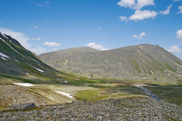 포토 JPG 해외이미지 여행 배낭 하늘 산 풍경 사람없음 초록색 여름 파란색 계곡 침묵 봄 하이킹 회색 바위 6월 땅 북극 산등성이 러시아 장면 북쪽 7월 절정 해외202004 해외포토 계절 유럽 컬러 가방 레저 소리 돌_바위 날짜 극지방 방향 파일형식 이미지허브