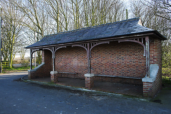 포토 JPG 해외이미지 도로 의자 날씨 벽돌 버스 사람없음 야외 목재 보호 일반 해외202004 해외포토 나무 길 육상교통 가구 컨셉 재료 교통시설 대중교통 파일형식 이미지허브