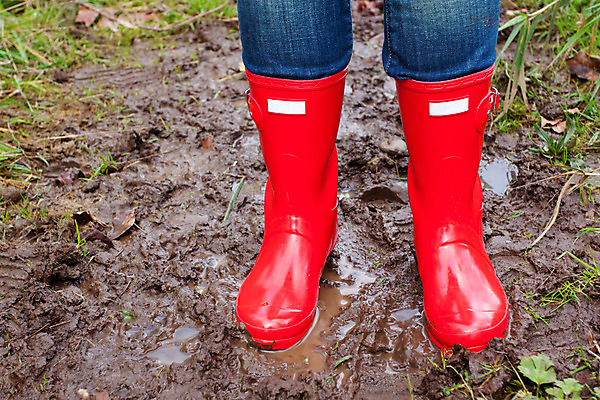 포토 JPG 해외이미지 여자 신발 자국 새로움 부츠 서기 사람없음 야외 빨간색 빛 유행 젖음 추위 웅덩이 먼지 진흙 완벽 스타일 해외202004 해외포토 컬러 컨셉 모션 사람 파일형식 이미지허브