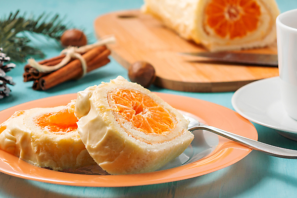 포토 JPG 해외이미지 단면 디저트 귤 실내 사람없음 아웃포커스 롤케이크 해외202004 해외포토 음식 과일 촬영기법 내부 케이크 파일형식 이미지허브