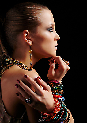 포토 JPG 해외이미지 백인 모델 손 여자 얼굴 포즈 장신구 팔찌 갈색머리 그림자 한명 사람 유행 귀걸이 화장품 회색 흰색 신선 반지 화려 손톱관리 보석 입술 스타일 해외202004 해외포토 서양인 1 헤어스타일 컬러 컨셉 신체부위 뷰티 네일아트 광석 파일형식 이미지허브