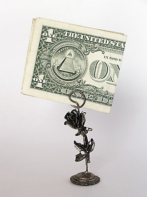 포토 JPG 해외이미지 지폐 돈 집게 사람없음 금융 경제 달러 쪽지 손상 흰색 나사 싱글 계산서 넘어짐 예산 짜기 해외202004 해외포토 컬러 컨셉 모션 공구 재산 파일형식 이미지허브