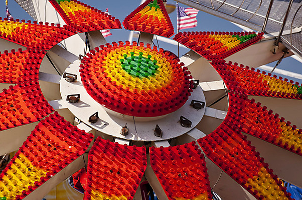 포토 JPG 해외이미지 주간 행복 휴식 사람없음 야외 빨간색 맑음 놀이공원 놀이기구 주말 해외202004 해외포토 자연요소 감정 컬러 컨셉 날씨 테마파크 파일형식 이미지허브