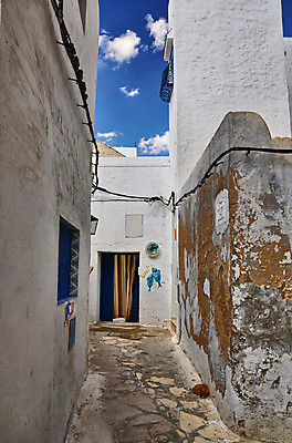 포토 JPG 해외이미지 전통 도로 벽 바다 여행 건축양식 아프리카 휴가 거리 주택 사람없음 건물 파란색 태양 문 사막 흰색 도시 이슬람교 지중해 부식 아치 좁은 아라비아 타운 사하라 메디나 아랍어 옛날 튀니지 해외202004 해외포토 자연요소 건축물 건축 나라 종교 길 컬러 교통시설 파일형식 이미지허브