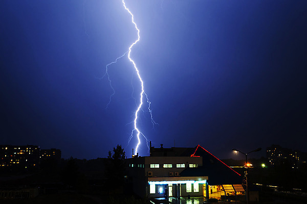 포토 JPG 해외이미지 하늘 날씨 전등 사람없음 야외 건물 파란색 도시풍경 도시 야간 번개 폭풍 뇌우 해외202004 해외포토 자연요소 건축물 컬러 조명 풍경 파일형식 이미지허브