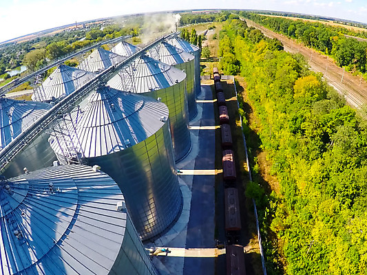 포토 JPG 해외이미지 식물 산업 도로 밭 농업 밥 건조 옥수수 풍경 사람없음 건물 농장 파티 우주 금속 쓰레기통 시골 붓기 중앙 정상 낟알 컨테이너 엘리베이터 밀 탱크 보리 객실 먼지 수납 격납고 골절 밭일 사일로 철강 터미널 해외202004 해외포토 건축물 길 음식 의학 교통시설 모션 재질 곡류 이벤트 파일형식 이미지허브