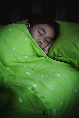 포토 JPG 해외이미지 1 얼굴 어린이 휴식 건강 한명 사람 동양인 소년 세로 초록색 평화 어둠 침실 꿈 침대 잠 야간 비네팅 안락 해외202004 해외포토 자연요소 남자 컬러 가구 컨셉 촬영기법 인종 신체부위 파일형식 이미지허브