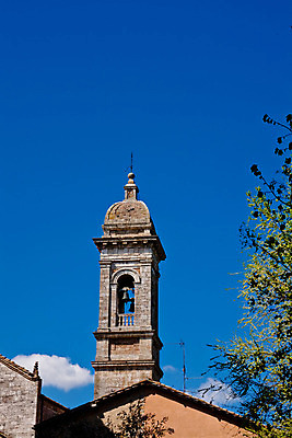 포토 JPG 해외이미지 나무 벽 건축양식 하늘 사람없음 야외 건물 세로 초록색 파란색 교회 탑 맑음 이탈리아 흰색 도시 중세 역사 큼 아치 로마인 토스카나 해외202004 해외포토 식물 건축물 건축 유럽 컬러 종교건축 날씨 인종 크기 파일형식 이미지허브