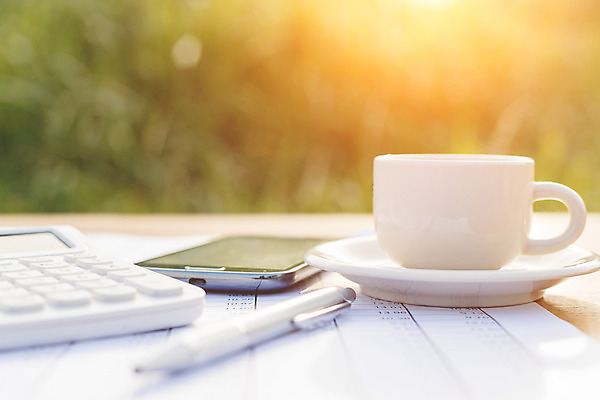 포토 JPG 해외이미지 종이 커피 돈 탁자 실내 사람 사람없음 목재 컵 금융 스마트폰 숫자 펜 식당 카페 머그컵 계산기 흰색 고객 카페인 해외202004 해외포토 나무 문자 식기 음료 컬러 가구 재료 문구용품 내부 경제 핸드폰 스마트기기 필기구 상점 장비 재산 파일형식 이미지허브