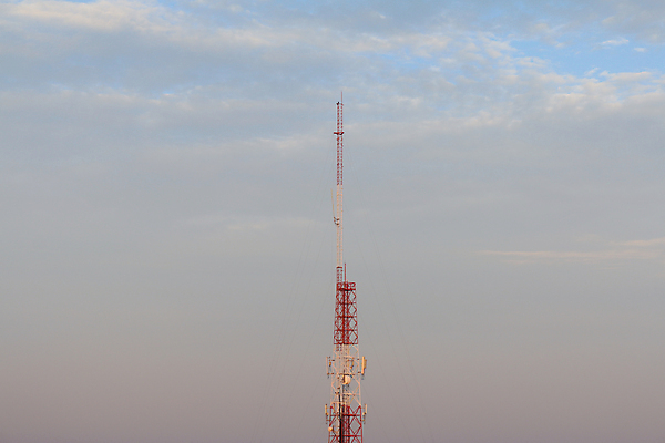 포토 JPG 해외이미지 접시 산업 통신 하늘 모바일 세포 안테나 사람없음 파란색 스마트폰 탑 자료 장비 인공위성 네트워크 역 정상 전화기 신호 방송 봉 돛대 전송 방사선 송신기 철강 셀룰러 해외202004 해외포토 식기 건축물 컬러 교통시설 핸드폰 스마트기기 파일형식 이미지허브