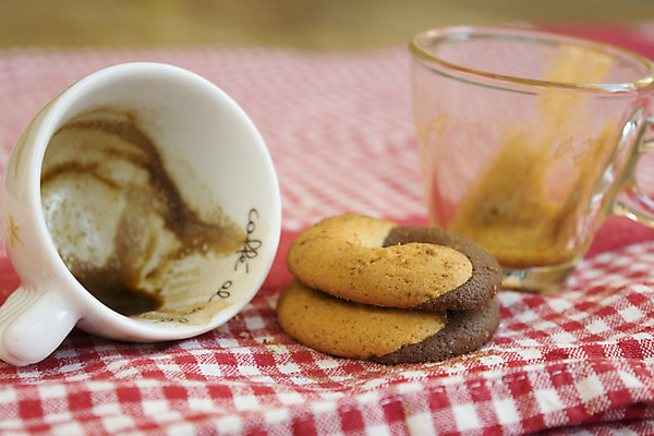 포토 JPG 해외이미지 커피 바닥 사람없음 컵 쿠키 식사 식탁보 아침식사 에스프레소 종료 땅바닥 순간 해외202004 해외포토 식기 음료 디저트 파일형식 이미지허브