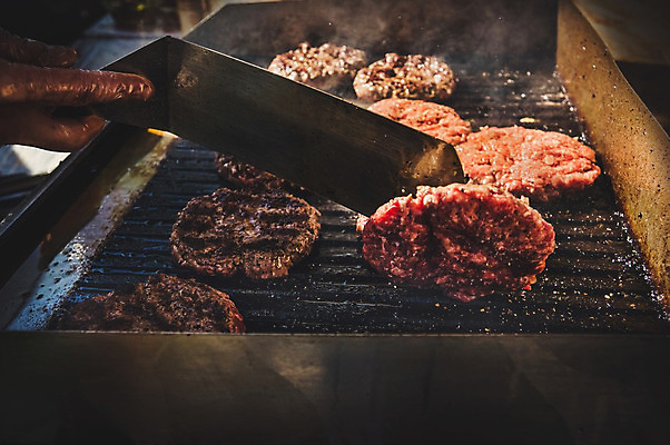 포토 JPG 해외이미지 손 남자 음식 주방용품 불 휴가 집게 육류 요리 사람없음 야외 소풍 파티 금속 요리사 저녁식사 소고기 햄버거 기구 닫기 그릴 바비큐 화재 주걱 숯 패티 되감기 땅바닥 화상 해외202004 해외포토 자연요소 직업 생활용품 식재료 모션 재질 바닥 패스트푸드 사람 이벤트 신체부위 야외활동 식사 상처 사건 파일형식 이미지허브