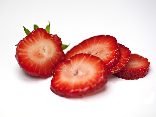 포토 JPG 해외이미지 1 열매 음식 조각 잎 과일 딸기 디저트 건강 사람없음 빨간색 초록색 빛 흰색 신선 달콤 맛 싱글 상쾌 유기농 날것 슬라이스 강렬 고립 숙성 해외202004 해외포토 식물 웰빙 감정 컬러 컨셉 파일형식 이미지허브