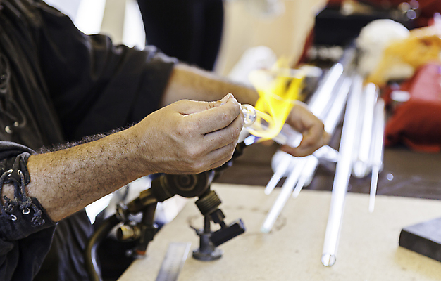 포토 JPG 해외이미지 모양 손 산업 오렌지 공 유리 불 불꽃 따뜻함 창조 미술 사람없음 장식 노란색 어둠 장비 공구 손전등 업무 뜨거움 시장 성형수술 서식 만들기 예술가 가스 유리그릇 온도 칠면조 광 되감기 방법 타격 핸드메이드 화상 해외202004 튀르키예 해외포토 자연요소 그릇 아시아 컬러 과일 모션 재질 조류 문화예술 조명 신체부위 도구 작업 수술 상처 파일형식 이미지허브