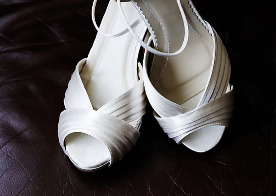 포토 JPG 해외이미지 전통 옷 결혼 신발 2 결혼식 사람없음 유행 흰색 쌍 고급 우아함 묘사 정중 스타일 해외202004 해외포토 컬러 컨셉 이벤트 파일형식 이미지허브