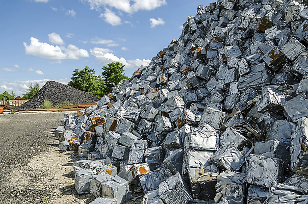 포토 JPG 해외이미지 산업 하늘 사람없음 쌓기 환경 금속 재활용 쓰레기 폐기물 버리기 장면 한조각 낭비 고물상 구김 깨짐 옛날 중고 철강 해외202004 해외포토 1 컨셉 모션 재질 친환경 파일형식 이미지허브