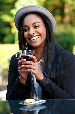 포토 JPG 해외이미지 모델 라이프스타일 응시 여자 행복 음료 휴식 한명 웃음 사람 앉기 성인 야외 컵 갈색 유행 검은색 카페 마시기 표현 신선 잡기 뜨거움 상쾌 해외202004 해외포토 1 식기 시선 감정 컬러 컨셉 모션 표정 생활 상점 파일형식 이미지허브