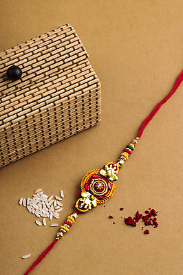 포토 JPG 해외이미지 전통 종교 문화 줄 백그라운드 목걸이 밥 기념 이벤트 사람없음 장식 빨간색 축제 축하 인사 악단 화려 의식 실 결합 낟알 컨테이너 인도인 손목 심볼 오브젝트 기회 예배 언니 남동생 손목보호대 힌두교 유대감 해외202004 해외포토 외국인 산업 음악 음식 컬러 컨셉 장신구 가족 동양인 신체부위 예절 자매 동생 파일형식 이미지허브