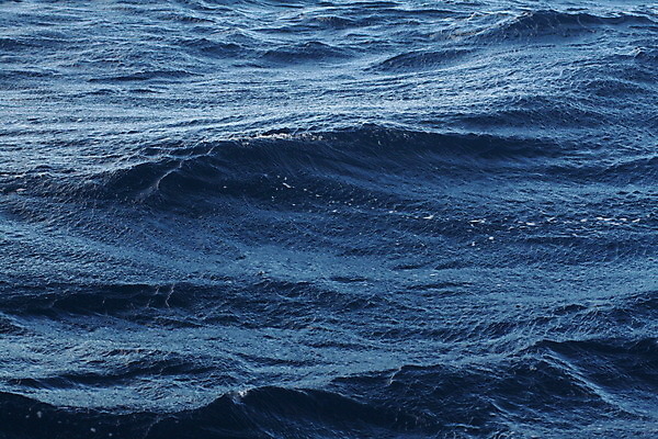 포토 JPG 해외이미지 파도 바다 바람 휴가 사람없음 물 파란색 젖음 거친 보트 시원함 깊이 잔물결 해외202004 해외포토 자연요소 물결 컬러 배_교통 날씨 파일형식 이미지허브