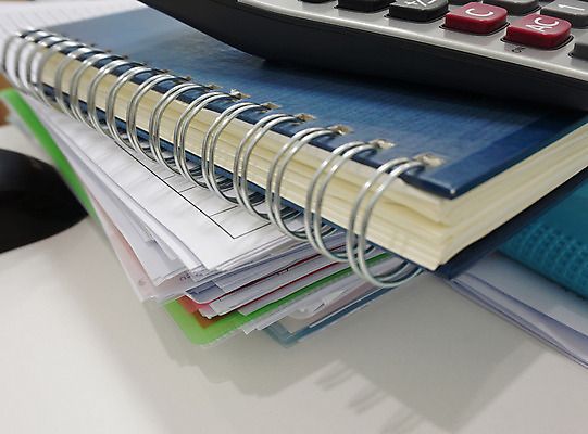 포토 JPG 해외이미지 직업 종이 컨셉 상의 비즈니스 성공 설계 관리 사람없음 사무실 계산기 업무 책상 보고서 준비 경영자 문서 파일 폴더 바인더 회계 계좌 예산 회계사 해외202004 해외포토 옷 가구 문구용품 금융 경제 사무용품 장비 작업 리더 파일형식 이미지허브