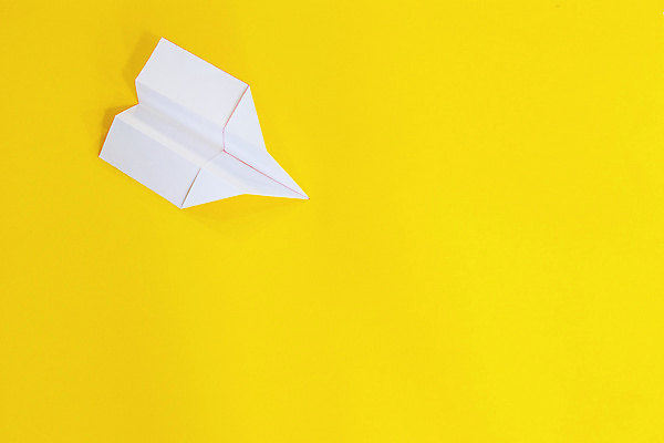 포토 JPG 해외이미지 종이 실내 사람없음 한개 종이비행기 노란배경 카피스페이스 해외202004 해외포토 1 백그라운드 내부 노란색 공백 종이접기 파일형식 이미지허브