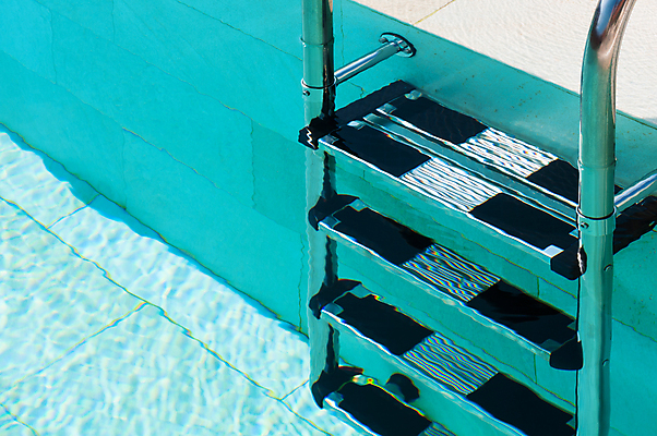 포토 JPG 해외이미지 물결 파도 백그라운드 사다리 난간 추상 휴가 휴식 수영장 사람없음 야외 가로 물 여름 파란색 햇빛 수중 수영 스파 활발 투명 액체 타일 묘사 질감 대리석 단계 잔물결 철강 터키석 해외202004 해외포토 자연요소 계절 바다 컬러 컨셉 무늬 재료 태양 도구 수상스포츠 보석 파일형식 이미지허브