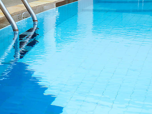 포토 JPG 해외이미지 라이프스타일 하늘색 백그라운드 사다리 호텔 휴가 휴식 아파트 사람없음 야외 물 여름 파란색 컬러풀 계단 수중 수영 젖음 발코니 신선 투명 액체 가장자리 고급 휴양지 다이빙 청록색 콘도 단계 강렬 해외202004 해외포토 자연요소 계절 컬러 컨셉 숙소 주택 생활 장소 도구 수상스포츠 둘레 수중스포츠 파일형식 이미지허브