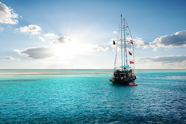 포토 JPG 해외이미지 구름 라이프스타일 파도 바다 여행 요트 모션 자연 하늘 바람 휴가 휴식 항해 이집트 사람없음 목재 물 여름 파란색 빛 태양 일출 맑음 일몰 자유 깃발 보트 고급 크루즈 갑판 속도 함선 수평선 해외202004 해외포토 자연요소 나무 계절 컬러 컨셉 배_교통 재료 아프리카 날씨 생활 노을 생태계 파일형식 이미지허브