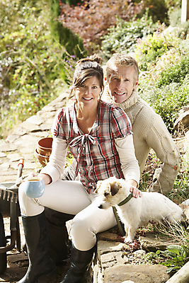 포토 JPG 해외이미지 백인 라이프스타일 커플 여자 남자 여유 커피 40대 중년 남편 휴식 주택 함께함 사람 앉기 취미 야외 두명 컵 세로 반려동물 정원 수레 도구 아내 작업 개 테리어 원예 단절 해외202004 해외포토 서양인 동물 식기 감정 음료 컨셉 포유류 관계 모션 성인 건물 생활 카트 파일형식 이미지허브
