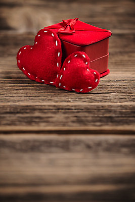 포토 JPG 해외이미지 발렌타인데이 사람없음 빨간색 선물상자 하트 소프트포커스 오브젝트 반지케이스 카피스페이스 나무배경 해외포토 모양 컬러 백그라운드 데이이벤트 촬영기법 선물 상자 공백 보관함 파일형식 이미지허브