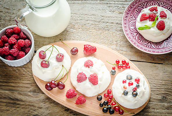 포토 JPG 해외이미지 디저트 실내 사람없음 케이크 체리 산딸기 베리 머랭 해외202004 파블로바 해외포토 음식 과일 내부 파일형식 이미지허브