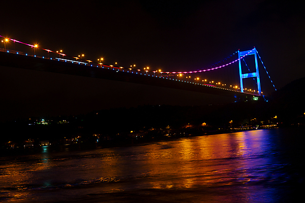 포토 JPG 해외이미지 바다 분홍색 교통시설 불꽃 이스탄불 사람없음 빨간색 물 파란색 빛 반사 노란색 탑 검은색 고속도로 야간 큼 칠면조 구름다리 보스포루스 철강 해외202004 튀르키예 해외포토 자연요소 건축물 아시아 도로 컬러 교통 조류 불 다리_건축물 크기 시설 파일형식 이미지허브