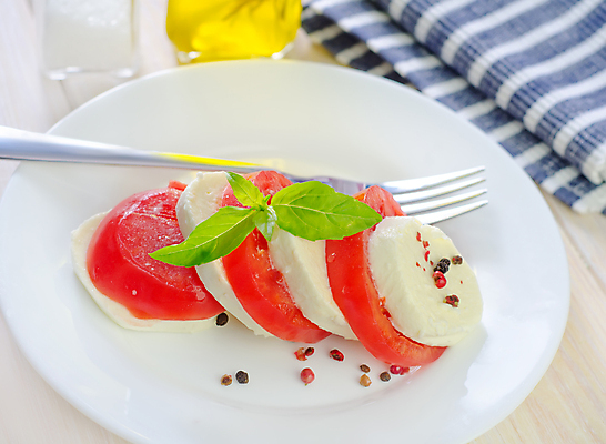 포토 JPG 해외이미지 접시 포크 토마토 사람없음 신선 오일 바질 모짜렐라치즈 오일병 카프레제 플레이팅 해외포토 식기 음식 채소 치즈 화장품 샐러드 상차림 파일형식 이미지허브