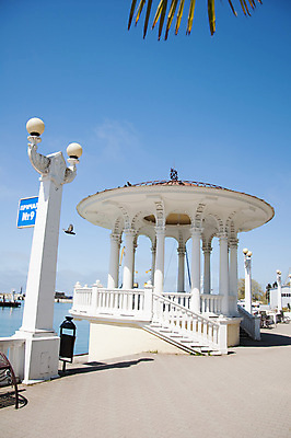 포토 JPG 해외이미지 공원 길 바다 여행 벤치 건축양식 지붕 휴식 열대 미술 풍경 사람없음 침묵 산책 공연 벚꽃 바위 흰색 기둥 악단 원형 오솔길 타일 조경 판 손질 뒤뜰 영원 콘크리트 해외202004 해외포토 도형 공공시설 건축 꽃 음악 컬러 컨셉 의자 문화예술 이벤트 소리 돌_바위 파일형식 이미지허브