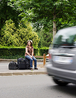 포토 JPG 해외이미지 나무 여자 도로 여행 자동차 자연 휴가 한명 웃음 야외 경제 여행가방 짐 기다림 찡그림 좌절 내추럴 해외202004 해외포토 식물 1 감정 길 육상교통 컨셉 가방 교통시설 모션 표정 사람 생태계 파일형식 이미지허브
