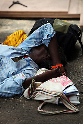 포토 JPG 해외이미지 남자 아시아 휴식 피곤 사람없음 잠 가난 인도인 길가 해외202004 해외포토 외국인 나라 컨셉 사람 동양인 파일형식 이미지허브