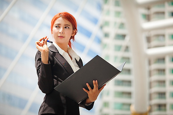 포토 JPG 해외이미지 직업 1 라이프스타일 여자 행복 종이 비즈니스 태국 성공 거리 한명 사람 동양인 정장 성인 야외 건물 사무실 유행 잡기 도시 업무 비즈니스우먼 자신감 경영자 문서 폴더 빨간머리 경영 해외202004 해외포토 헤어스타일 건축물 옷 감정 아시아 컨셉 모션 인종 생활 작업 직장인 리더 파일 파일형식 이미지허브