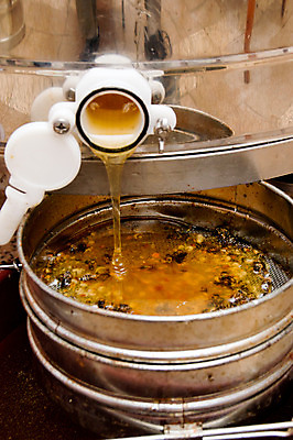 포토 JPG 해외이미지 동물 직업 곤충 농업 자연 노동자 프레임 사람 성인 사람없음 햇빛 농장 머리빗 업무 보호 유기농 꽃가루 꿀 벌집 밀랍 식민지 양봉 양봉장 왁스 해외202004 해외포토 웰빙 산업 컨셉 태양 미용용품 작업 가루 생태계 파일형식 이미지허브