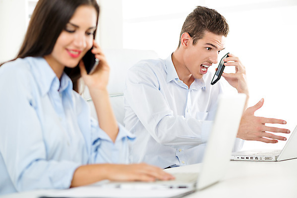 포토 JPG 해외이미지 비즈니스 설계 스트레스 대화 두명 가로 노트북 스마트폰 사무실 외침 업무 작업 비즈니스맨 비즈니스우먼 책상 바쁨 해외202004 해외포토 여자 남자 가구 컨셉 말하기 사람 전자제품 핸드폰 스마트기기 소리 직장인 파일형식 이미지허브