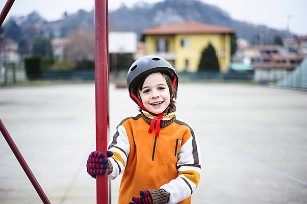 포토 JPG 해외이미지 라이프스타일 공원 행복 어린이 스포츠 포즈 한명 안전 사람 소년 취미 야외 스케이트 스케이팅 도시 스케이트보드 보호 승차 헬멧 롤러 스케이터 선로 해외202004 해외포토 1 공공시설 남자 감정 스포츠용품 컨셉 모션 겨울스포츠 운동선수 생활 보드_스포츠 보호장비 파일형식 이미지허브
