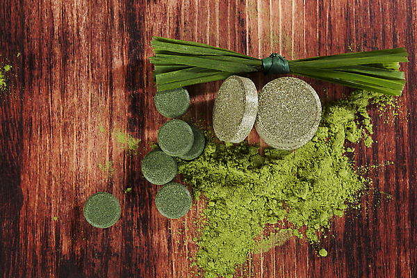 포토 JPG 해외이미지 스튜디오촬영 음식 다이어트 자연 건강 식이요법 사람없음 목재 세로 초록색 알약 약 갈색 숟가락 활발 약재 신선 약초 가루 국자 유기농 날것 나무숟가락 내추럴 보충 땅바닥 채식주의자 디톡스 슈퍼푸드 비건 해외202004 해외포토 나무 웰빙 컬러 컨셉 재료 의학 주방용품 바닥 수저 실내 풀_식물 생태계 채식 건강식품 파일형식 이미지허브