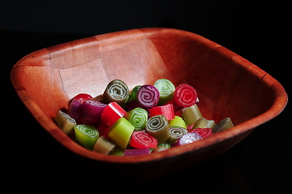 포토 JPG 해외이미지 음식 백그라운드 크리스마스 휴가 디저트 나선형 사탕 사람없음 빨간색 초록색 컬러풀 갈색 보라색 검은색 줄무늬 활발 소용돌이 대접 원형 사발 달콤 맛 설탕 복고 해로움 해외202004 해외포토 도형 기념일 컬러 컨셉 무늬 회오리 사기그릇 파일형식 이미지허브