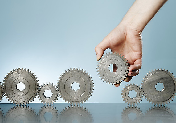 포토 JPG 해외이미지 1 손 컨셉 부분 손가락 사람없음 금속 기계 바퀴 틈 치아 오브젝트 톱니바퀴 정비공 기어 공학 해결 마지막 옛날 줄서기 철강 해외202004 해외포토 교육 모션 재질 신체부위 소화기관 기술자 파일형식 이미지허브