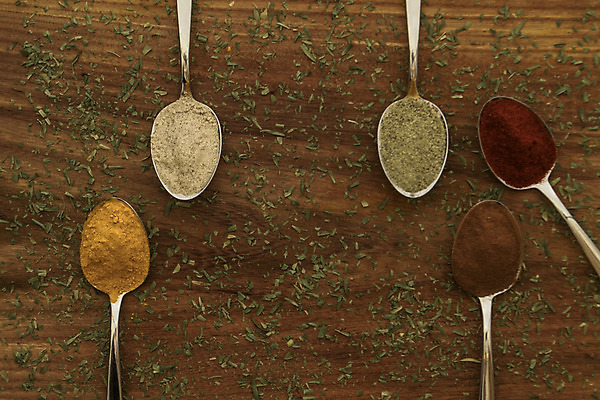 포토 JPG 해외이미지 백그라운드 재료 태국 고추 탁자 파프리카 건조 요리 씨앗 동양인 사람없음 목재 빨간색 초록색 컬러풀 갈색 노란색 금속 주방 숟가락 흰색 신선 양념 고수 맛 정상 가루 인도인 허브 아로마 향 카레 시나몬 강황 해외202004 해외포토 외국인 나무 식물 아시아 음식 컬러 가구 컨셉 채소 식재료 재질 수저 인종 향신료 파일형식 이미지허브