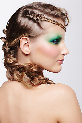 포토 JPG 해외이미지 백인 모델 헤어스타일 여자 유럽 얼굴 땋은머리 건강 한명 사람 초록색 금발 머리 유행 화장품 회색 흰색 화려 우아함 피부 어깨 머리장식 돌봄 엮은 스타일 해외202004 해외포토 서양인 1 나라 컬러 컨셉 모션 신체부위 장식 뷰티 파일형식 이미지허브