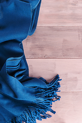 포토 JPG 해외이미지 전통 옷 남자 겨울 패턴 장신구 탁자 따뜻함 사람없음 목재 빨간색 컬러풀 갈색 유행 목도리 수확 직물 뜨개질 실 얽힘 바느질 묘사 복고 부드러움 목 짜임 수공예 양모 수목 알파카 스타일 해외202004 해외포토 나무 동물 잡화 계절 컬러 가구 무늬 농업 재료 사람 취미 신체부위 감각 공예 파일형식 이미지허브