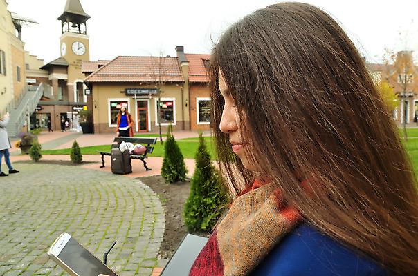 포토 JPG 해외이미지 나무 1 학생 라이프스타일 여자 여유 커피 운동화 벤치 비즈니스 휴식 거리 갈색머리 한명 사람 앉기 동양인 성인 야외 컵 스마트폰 핸드폰 상점 목도리 코트 청바지 도시 단절 해외202004 해외포토 식물 헤어스타일 식기 잡화 감정 음료 신발 컨셉 의자 바지 모션 인종 생활 전자제품 스마트기기 외투 파일형식 이미지허브